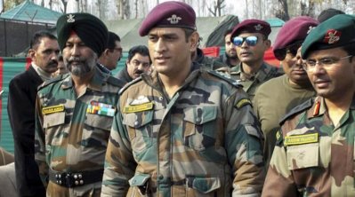 সেনা পোশাকে মহেন্দ্র সিং ধোনি।