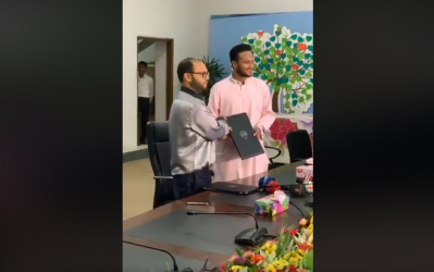রংপুরের সঙ্গে আনুষ্ঠানিক মুহূর্তে সাকিব আল হাসান। 
