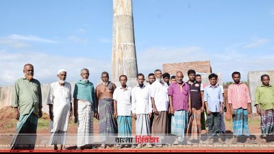 ইটভাটার সামনে ভুক্তভোগী কৃষকরা