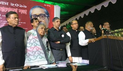 লন্ডন থেকে মোবাইলফোনে দেওয়া প্রধানমন্ত্রী শেখ হাসিনার বক্তব্য মাইক দিয়ে শোনানো হচ্ছে
