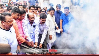 এডিশ মশা নিধনে স্প্রে করছেন আওয়ামী লীগের নেতারা 