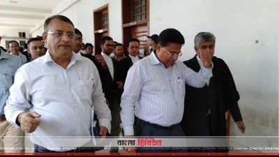 আদালতে স্থানীয় সরকার মন্ত্রণালয়ের সচিব মো. হেলাল উদ্দিন (মাঝে)