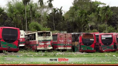 পরিত্যক্ত অবস্থায় ফেলে রাখা হয়েছে বাস