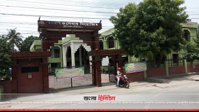 চুয়াডাঙ্গা পৌরসভার গেটে তালা ঝুলিয়ে রাখা হয়