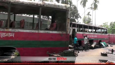একটি বাস থেকে টায়ার খুলে ফেলা হচ্ছে