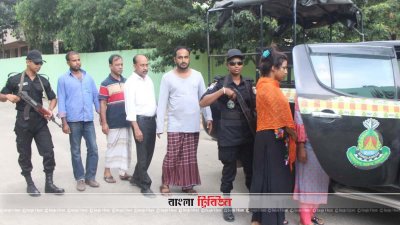 আটকদের র&zwnj;্যাবের গাড়িতে ওঠানো হচ্ছে