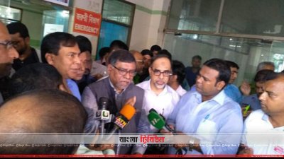 ঢাকা মেডিক্যাল কলেজ হাসপাতালে সংবাদিকদের সঙ্গে কথা বলেন স্বাস্থ্যমন্ত্রী