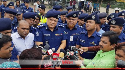 হাটিকুমরুল মোড়ে পুলিশের কর্মকর্তারা