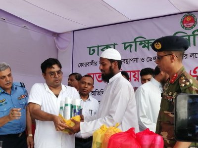 মসজিদের ইমামদের মাঝে স্প্রে বিতরণ করা হচ্ছে