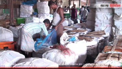 আড়ত থেকে বিভিন্ন জায়গায় পাঠানোর জন্য প্রস্তুত করা হচ্ছে মাছ
