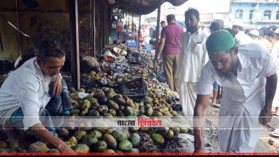পুড়ে যাওয়া ফলের দোকান ও ফল 