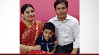 স্বামী ও সন্তানের সঙ্গে শারমিন আক্তার শাপলা