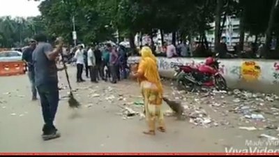 ঢাকা বিশ্ববিদ্যালয়ে &lsquo;ক্লিন ক্যাম্পাস উইক&rsquo; কর্মসূচির উদ্বোধন উপলক্ষে ডাকসুর সামনের পরিষ্কার জায়গায় ময়লা ফেলে তা আবার জড়ো করছে পরিচ্ছন্নতা কর্মীরা। (ছবি: ভিভা ভিডিও থেকে সংগৃহীত)