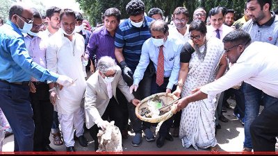পরিচ্ছন্নতা কর্মীদের ফেলে রাখা ময়লা তুলে কর্মসূচির উদ্বোধন করছেন ঢাকা বিশ্ববিদ্যালয়ের উপাচার্য ড. মো. আখতারুজ্জামান