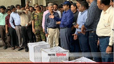 মশার ওষুধ পরীক্ষার আগে সাংবাদিকদের পরীক্ষার বিষয়ে অবগত করেন ডিএসসিসি মেয়র সাঈদ খোকন