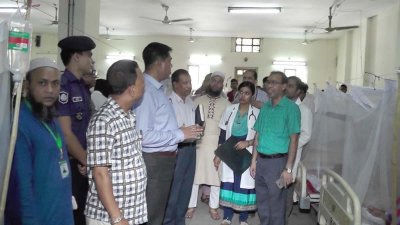 ডেঙ্গু রোগীদের ওয়ার্ড পরিদর্শনে রংপুর বিভাগীয় কমিশনার তরিকুল ইসলাম 