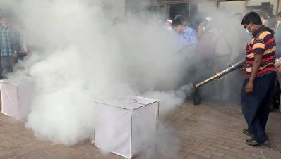 তিন খাঁচায় প্রয়োগ হচ্ছে মশার ওষুধ