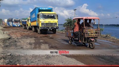 রাস্তা মেরামত ও খানাখন্দের কারণে ধীর গতিতে চলছে যানবাহন