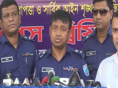 সাংবাদিকদের সঙ্গে কথা বলছেন এসপি হারুন