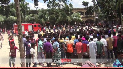 ক্ষুব্ধ জনতা বিদ্যালয়ে ভাঙচুর চালায়