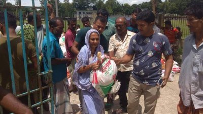 ত্রাণ বিতরণ