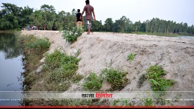 সদর উপজেলার গোষ্টের ডাঙ্গায় বালু ফেলে এই বাঁধে খরচ দেখানো হয়েছে ৩০ লাখ টাকা