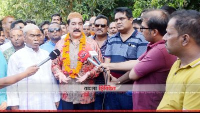 সাংবাদিকদের সঙ্গে কথা বলছেন মসিউর রহমান রাঙ্গা (ছবি&ndash; প্রতিনিধি)