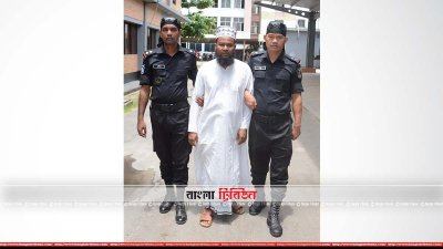 আদালতে নেওয়া হচ্ছে ফজলুর রহমানকে (ছবি&ndash; প্রতিনিধি)