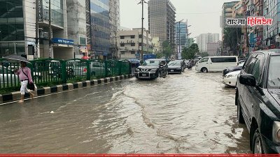 বৃষ্টিতে নয়াপল্টন এলাকার সড়কে জলাবদ্ধতা