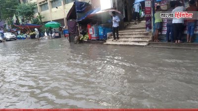বৃষ্টিতে নয়াপল্টন এলাকার সড়কে জলাবদ্ধতা