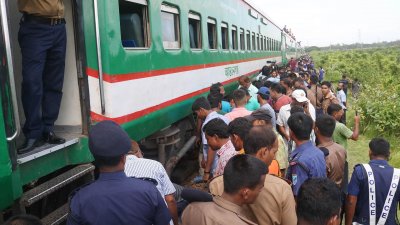 টাঙ্গাইলে ট্রেন লাইনচ্যুত (ছবি: ফোকাস বাংলা)