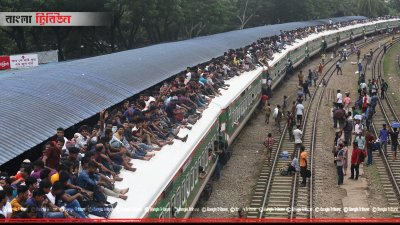 ট্রেনের ছাদে চড়ে ঈদযাত্রা