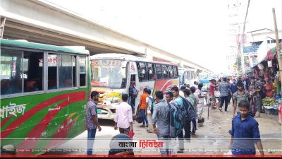 মাওনা চৌরাস্তায় যানবাহনের জন্য যাত্রীদের অপেক্ষা