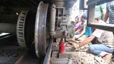 টাঙ্গাইলে ট্রেন লাইনচ্যুত (ছবি: ফোকাস বাংলা)