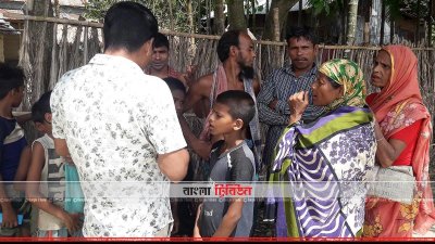 দামপাড়া গ্রামের কয়েকজন বাসিন্দার সঙ্গে কথা বলছেন প্রতিবেদক