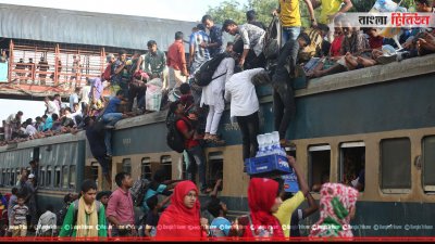 ট্রেনে ওঠার প্রাণান্ত চেষ্টা চলছে