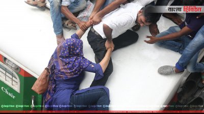 ট্রেনের ছাদে ওঠার প্রাণান্ত চেষ্টা চলছে