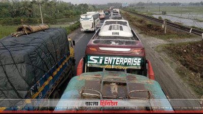 সড়কে থমকে আছে সারিবদ্ধ গাড়ি