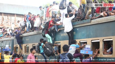 ট্রেনে ওঠার প্রাণান্ত চেষ্টা চলছে