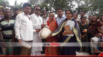 বিশেষ ভিজিএফের চাল দেওয়া হচ্ছে (ছবি&ndash; প্রতিনিধি)