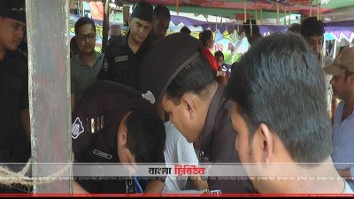 একটি হাটে গিয়ে জাল টাকা আছে কিনা তা শনাক্ত করছেন র&zwnj;্যাবের একজন কর্মকর্তা
