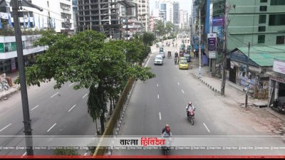 গণপরিবহনশূন্য রাজধানীর একটি ব্যস্ততম সড়ক