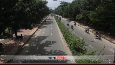 গণপরিবহনশূন্য রাজধানীর একটি ব্যস্ততম সড়ক