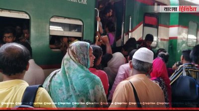 ট্রেন প্ল্যাটফর্মে আসলেই তাতে ওঠার চেষ্টায় থাকেন যাত্রীরা