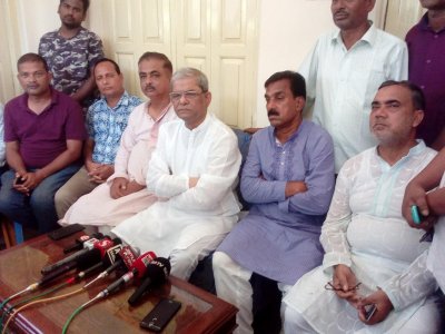 ঠাকুরগাঁওয়ে নিজ বাসভবনে সাংবাদিকদের সঙ্গে কথা বলছেন মির্জা ফখরুল