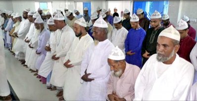বরিশালে আগাম ঈদের জামাত