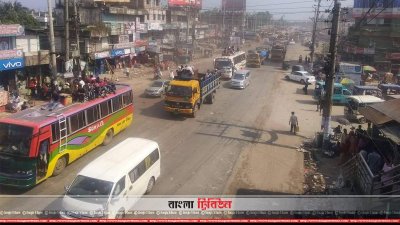 মহাসড়কের এলেঙ্গা বাসস্ট্যান্ড এলাকার সড়কের দৃশ্য