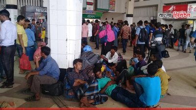 ট্রেনের অপেক্ষায় যাত্রীরা