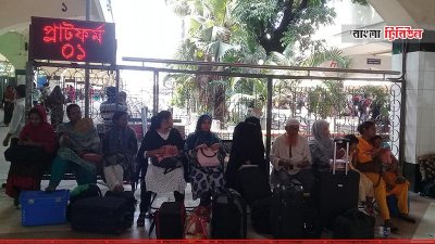 ট্রেনের অপেক্ষা ফুরাচ্ছে না যাত্রীদের