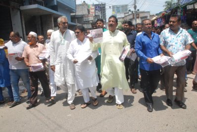 লিটলেট বিতরণ করছেন বিএনপি নেতা মিনু